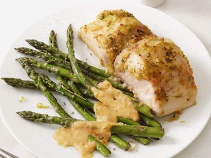 Photo Vyprážané mahi mahi ryby s špargľou a mandľovou omáčkou