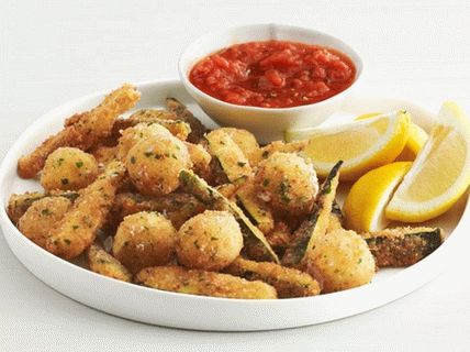 Fotka z vyprážaných cukiet a mozzarelly Boccini s omáčkou Marinara