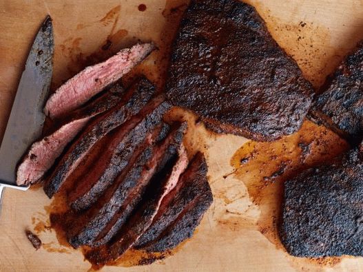 Fotka z pečených steakov nastrúhaných zmesou chilli kávy